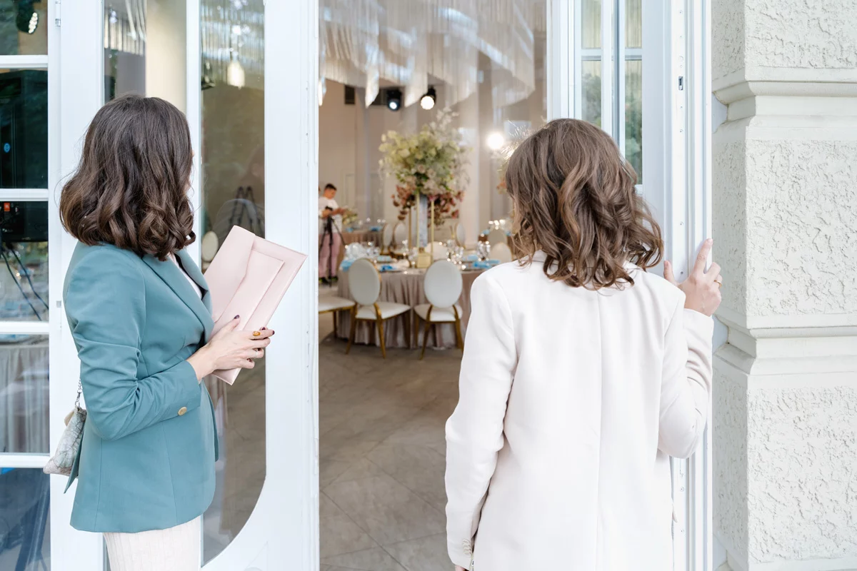 Plus qu’ un réseau de prestataires, le Cercle SICA incarne une vision : celle d’un mariage qui se prépare avec sérénité, partenaires essentiels d’un mariage : domaines d’exception, traiteurs, photographes… mais aussi des accompagnants plus personnels, présents pour prendre soin de vous tout au long des préparatifs : coach sportifs, thérapeutes, praticiens du bien-être