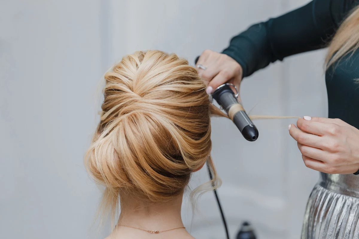 pour que la mariée rayonne, un coiffeur spécialiste créera pour elle une ciffure personalisée, c'set aussi le talent de SICA Evénement de vous partager ses secrets